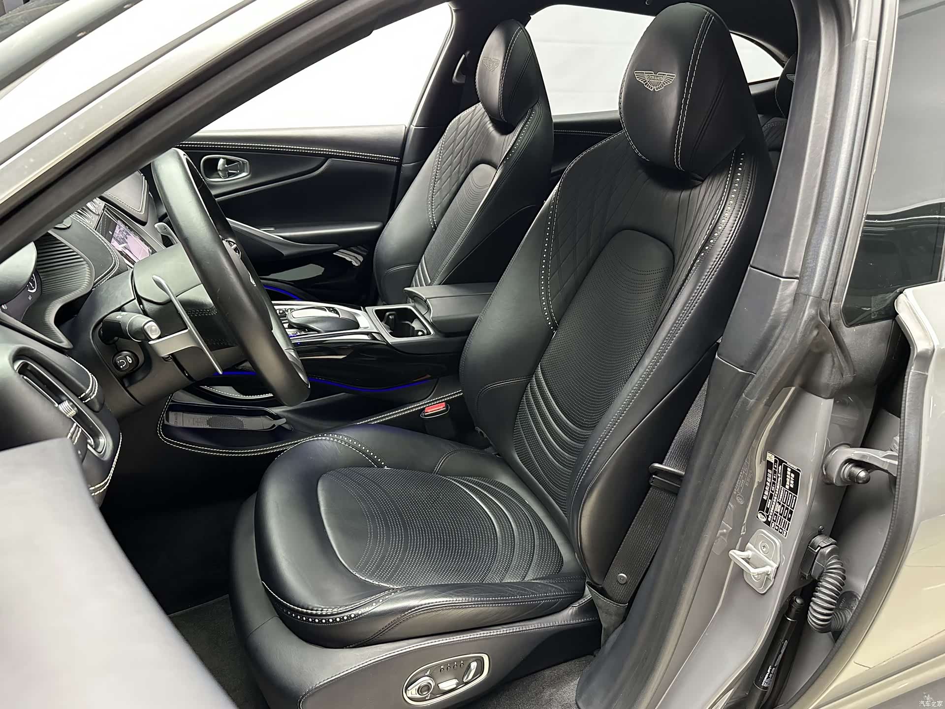 Aston Martin DBX, 2022 8