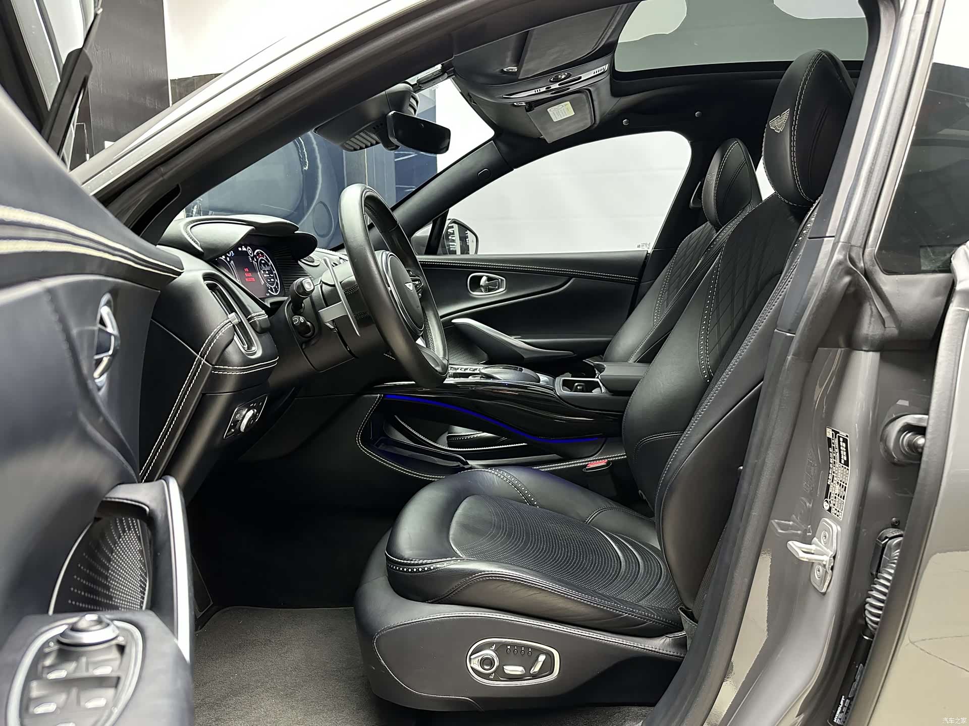 Aston Martin DBX, 2022 10