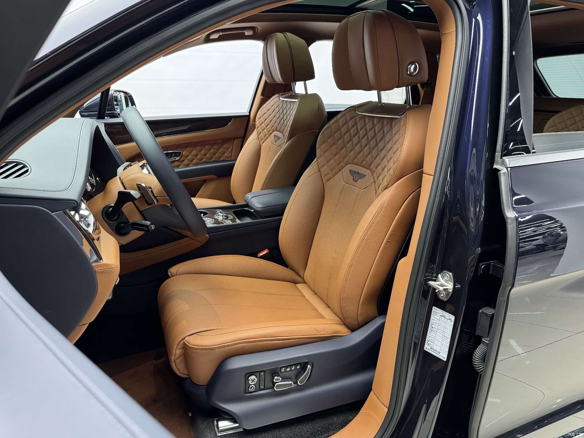 Bentley Bentayga, 2021 10