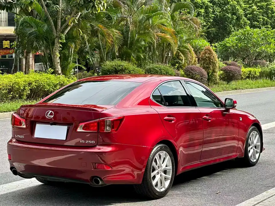 Lexus IS