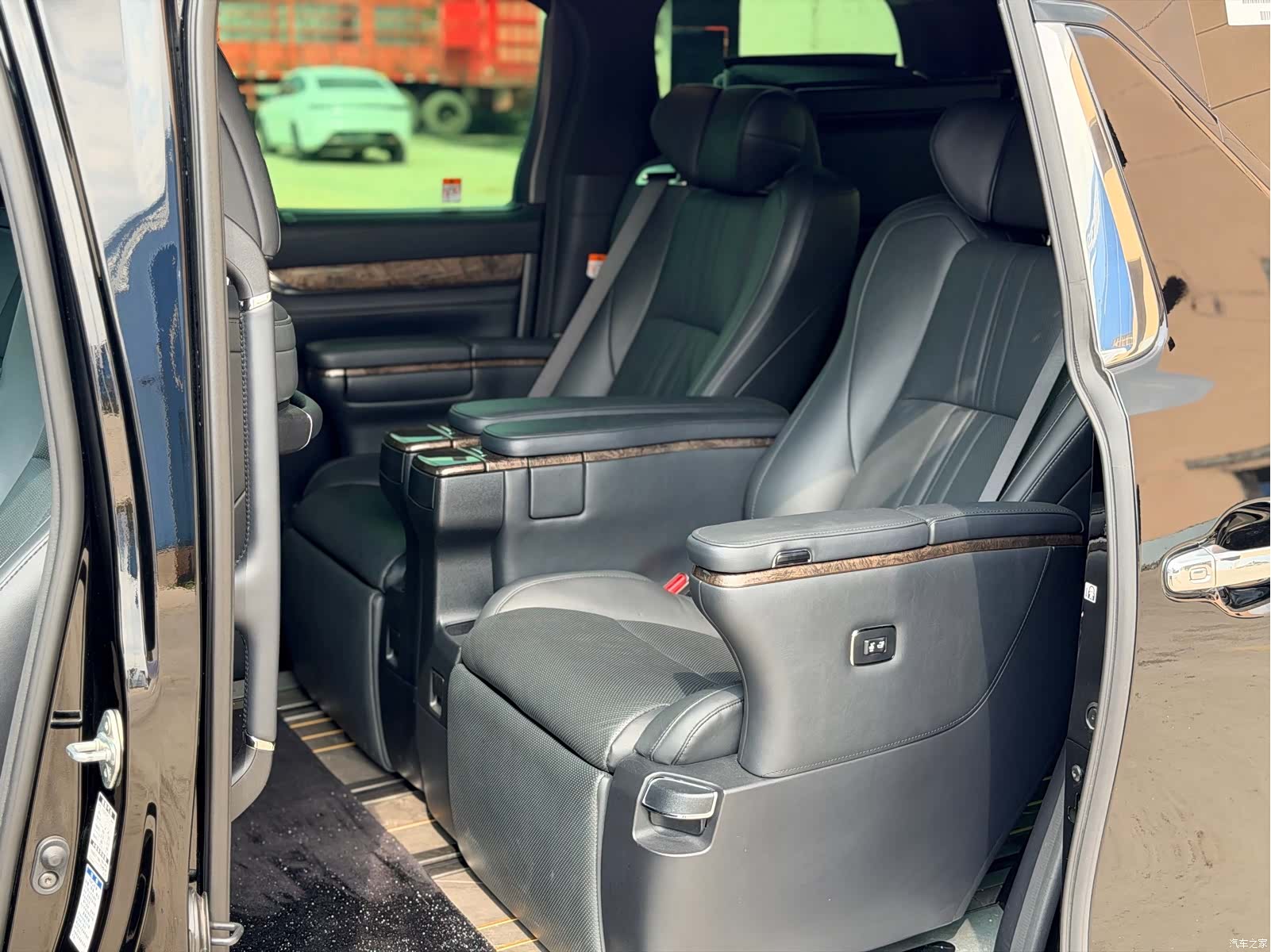 Toyota Alphard, 2023 9