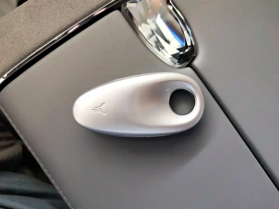 VOYAH Lantu chasing light