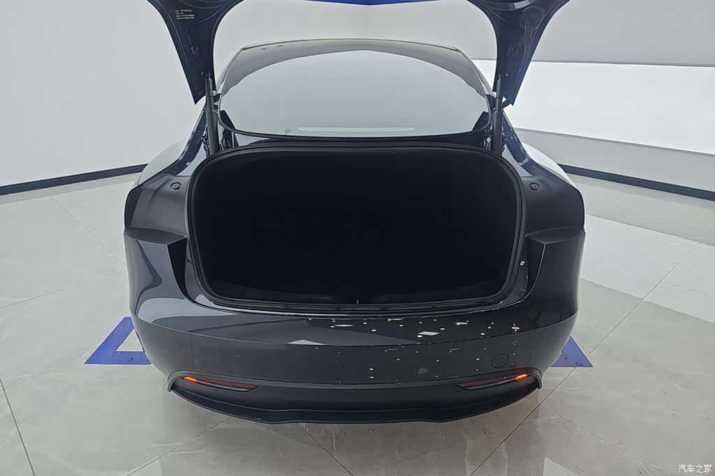 Tesla Model 3, 2025 4