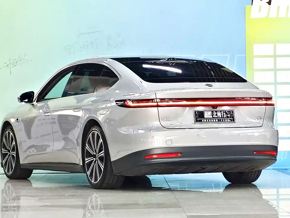 NIO ET7