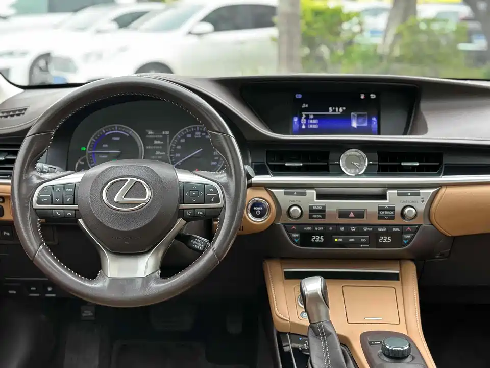 Lexus ES