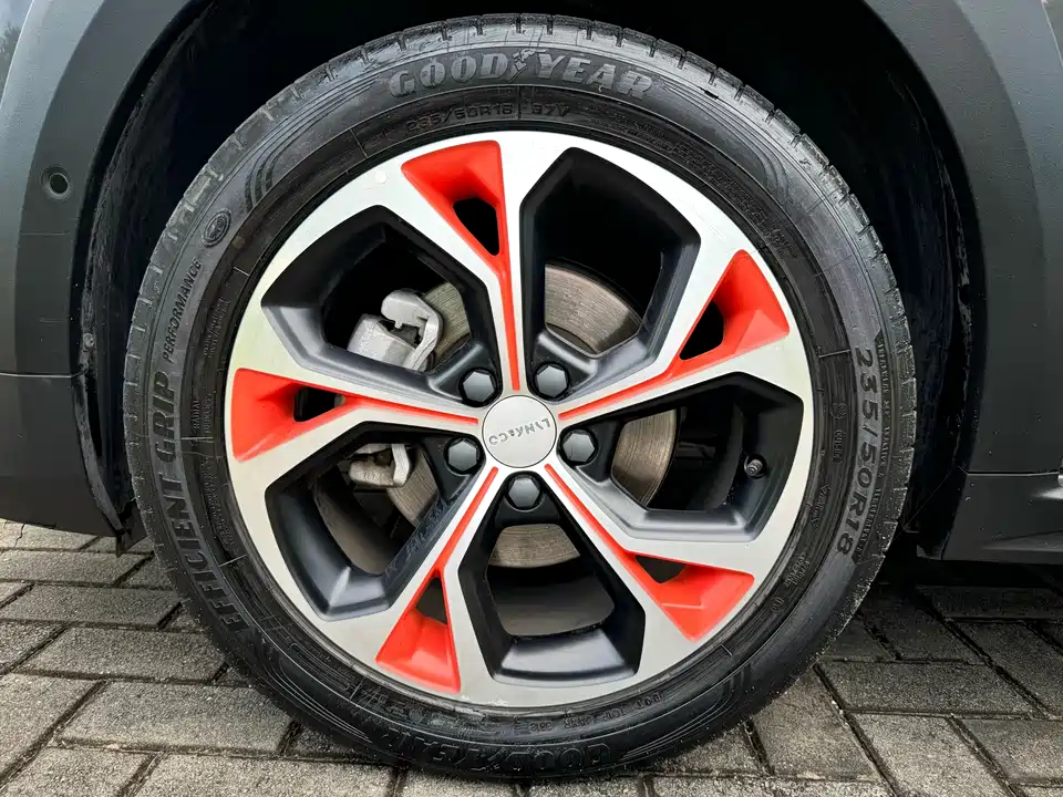Lynk & Co 02