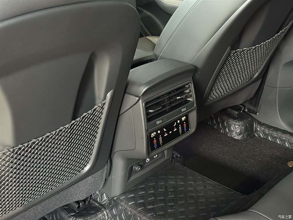 Audi Q8, 2025 19