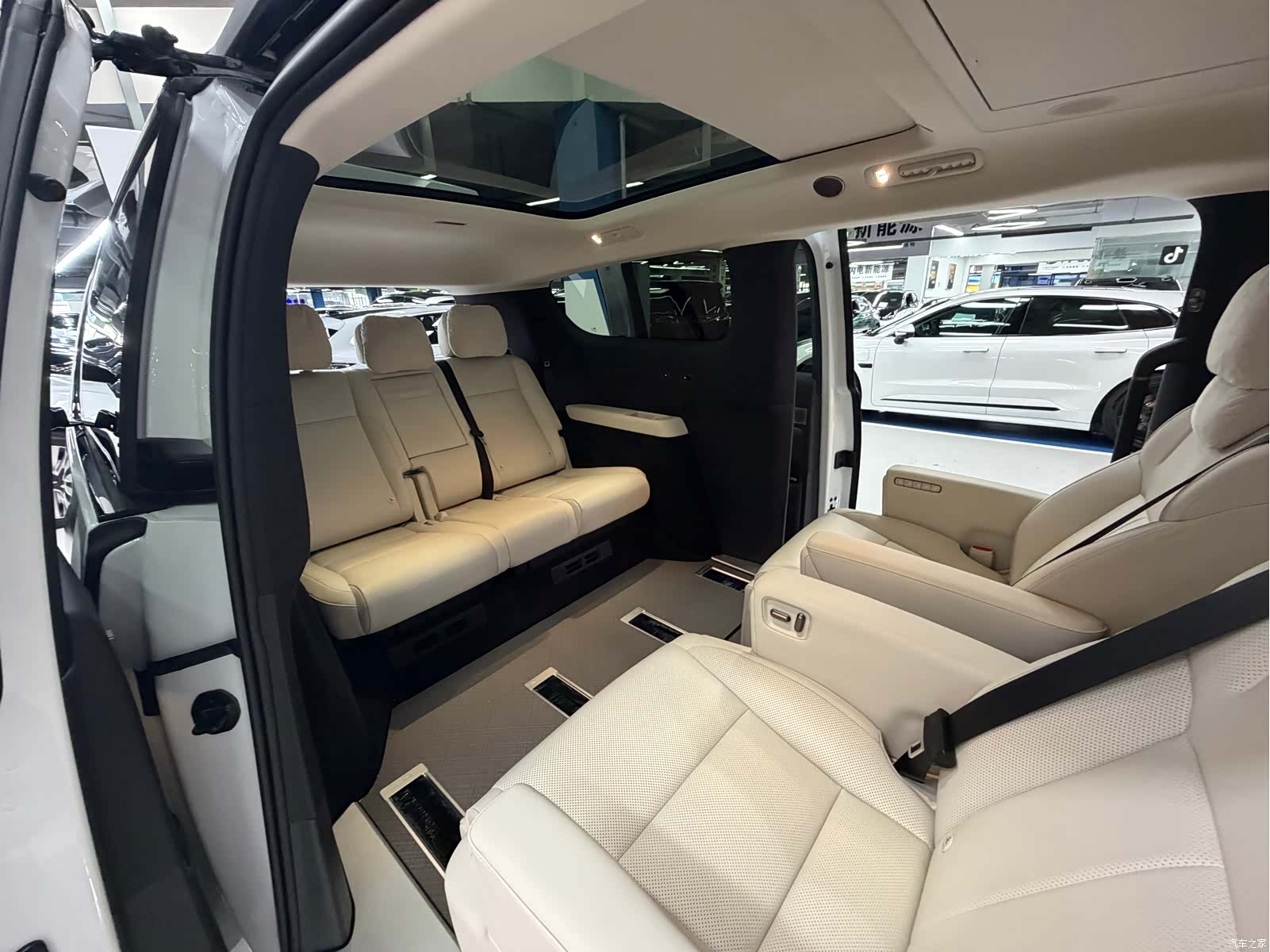 Li Auto MEGA, 2025 13