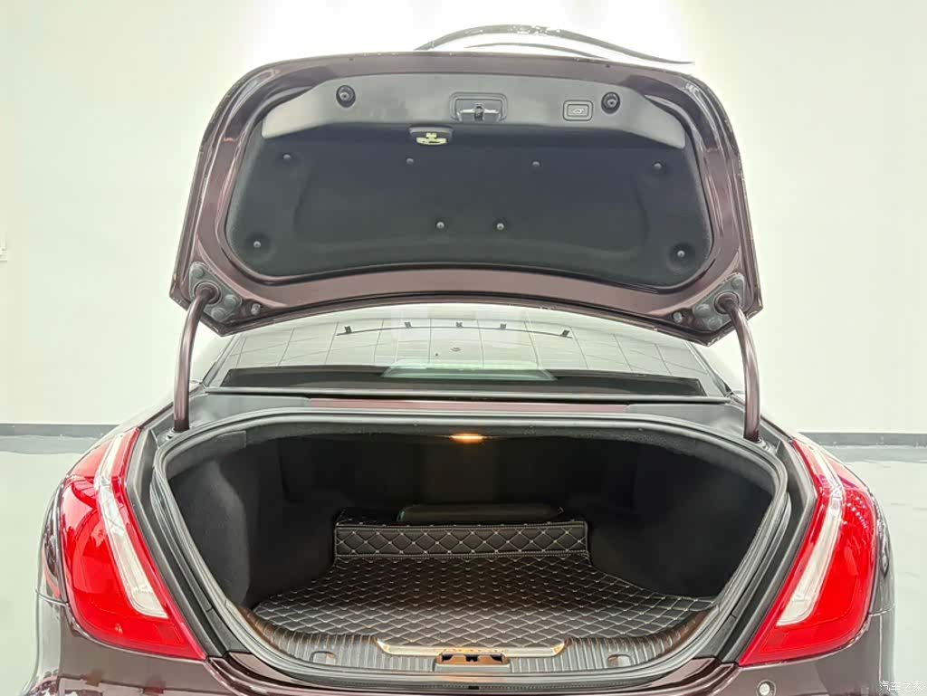 Jaguar XJ, 2017 все фото