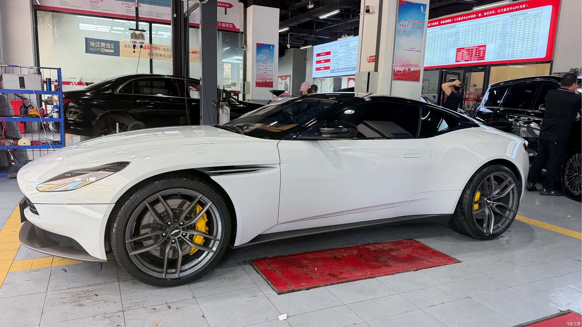 Aston Martin DB11, 2019 8