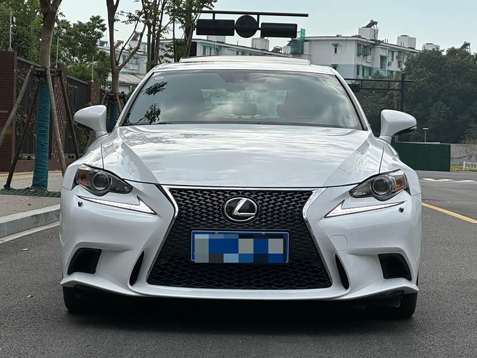 Lexus IS