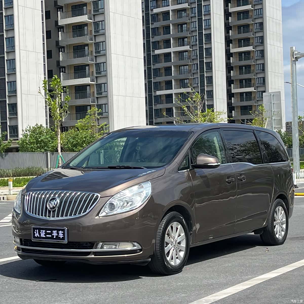 Buick GL8, 2011 1
