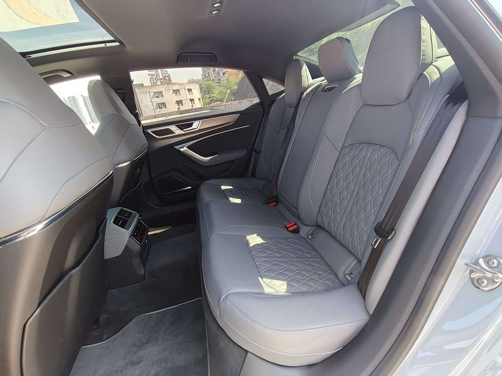 Audi A7L, 2026 11