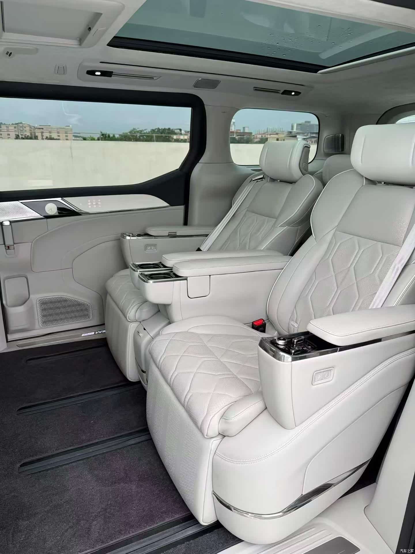 Volvo EM90, 2024 6
