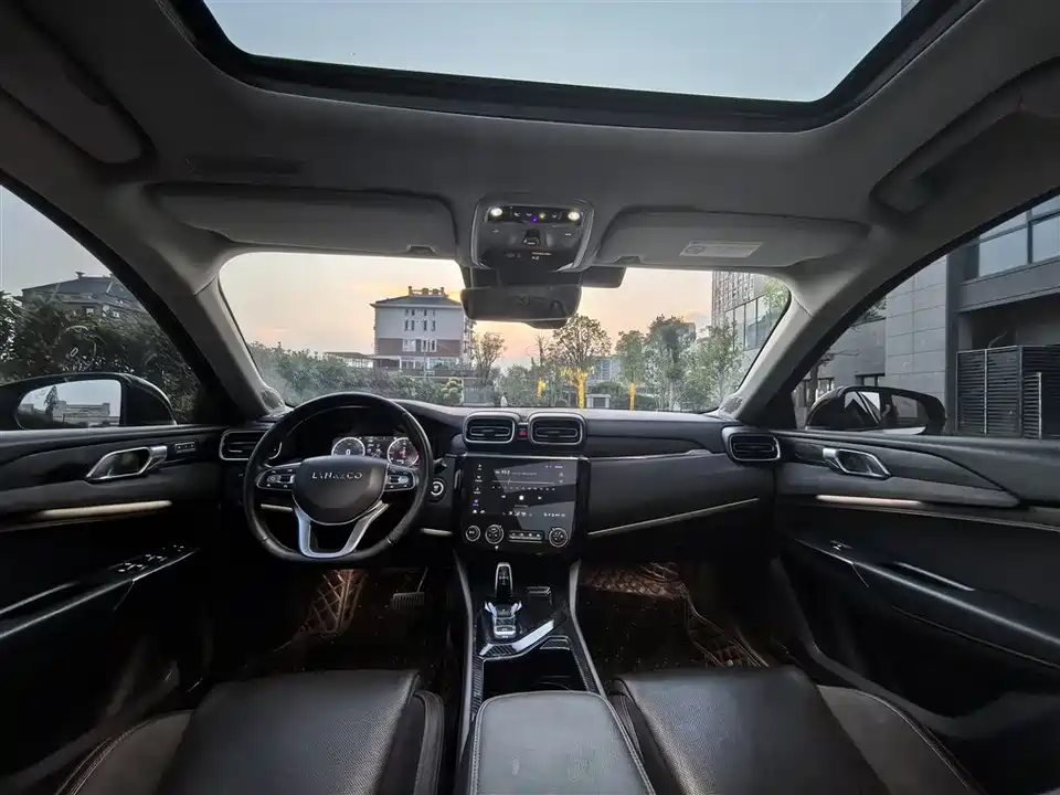 Lynk & Co 02