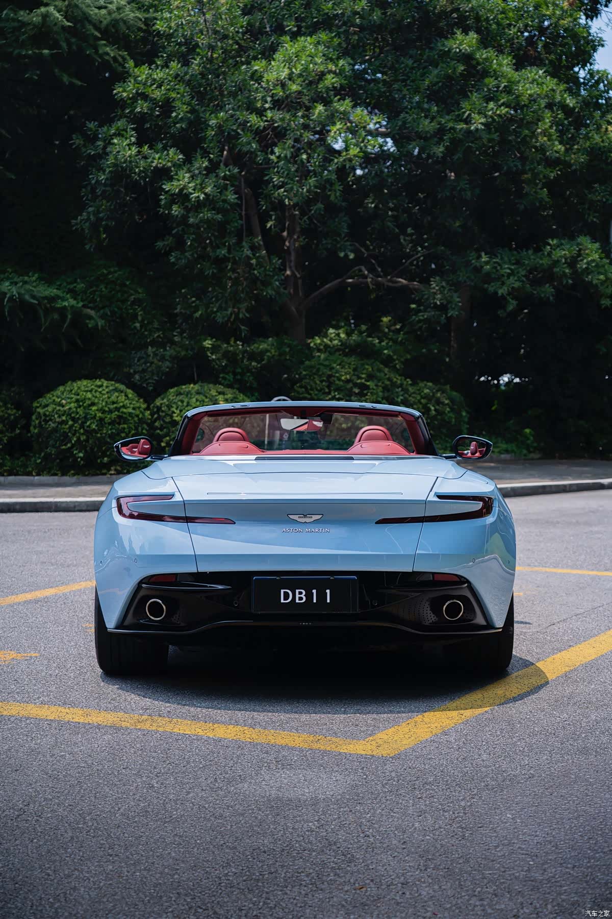 Aston Martin DB11, 2019 6