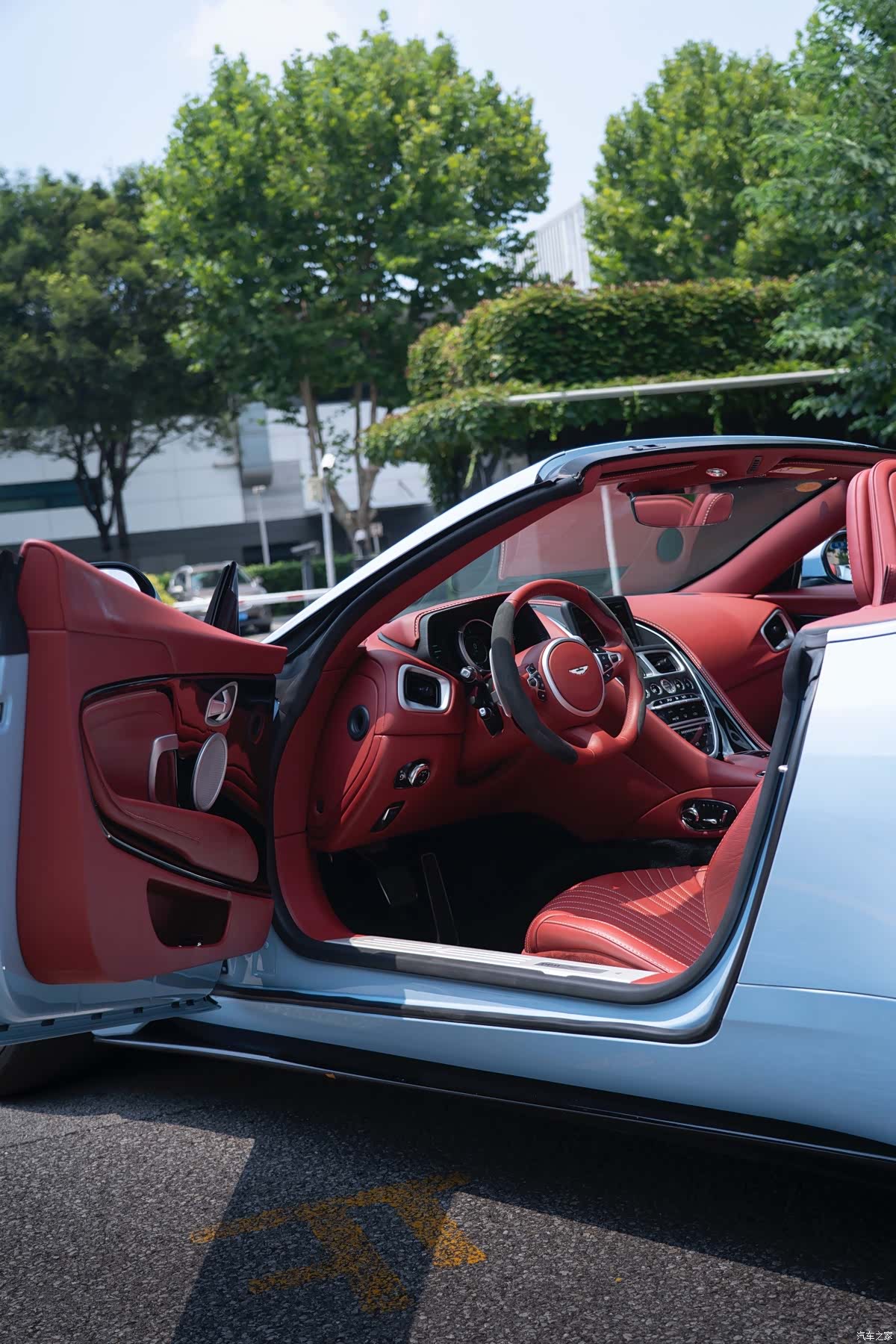 Aston Martin DB11, 2019 15