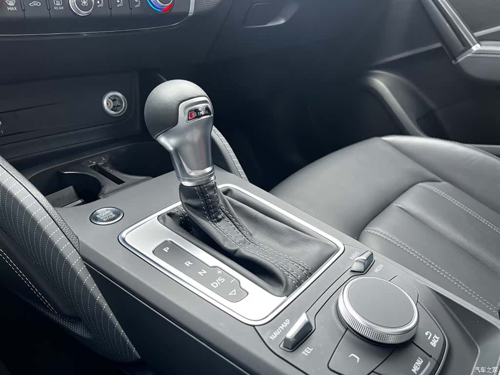 Audi Q2L, 2024 14