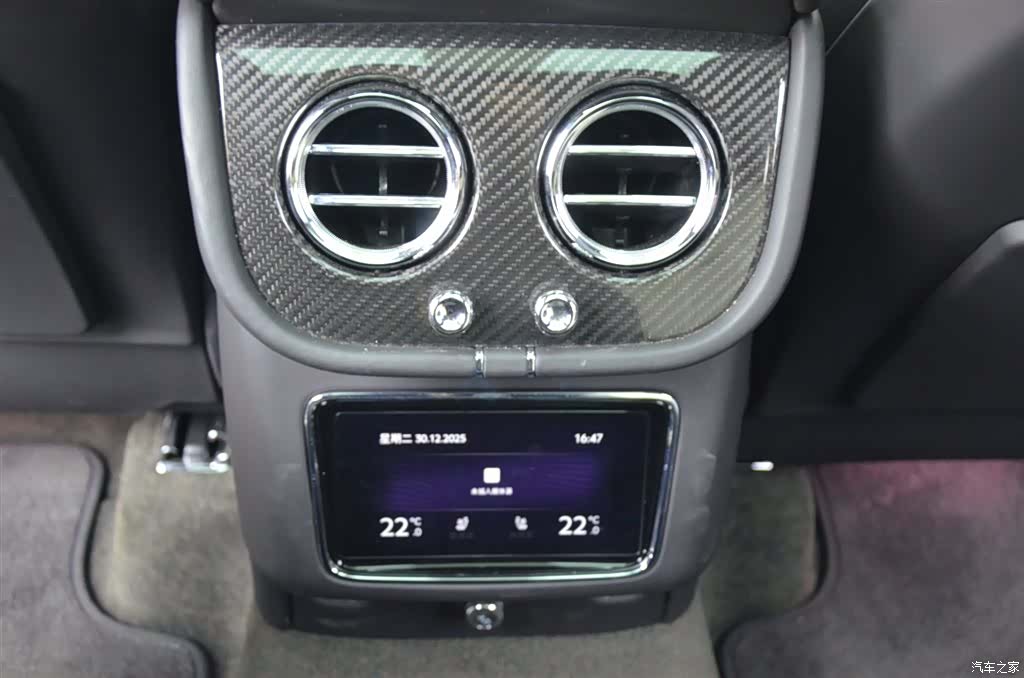 Bentley Bentayga, 2024 11