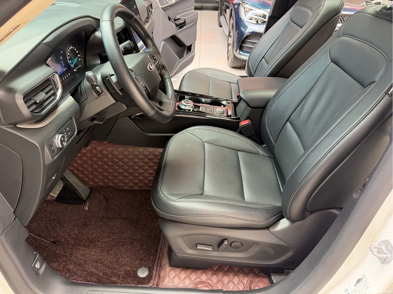 Ford Explorer, 2022 11