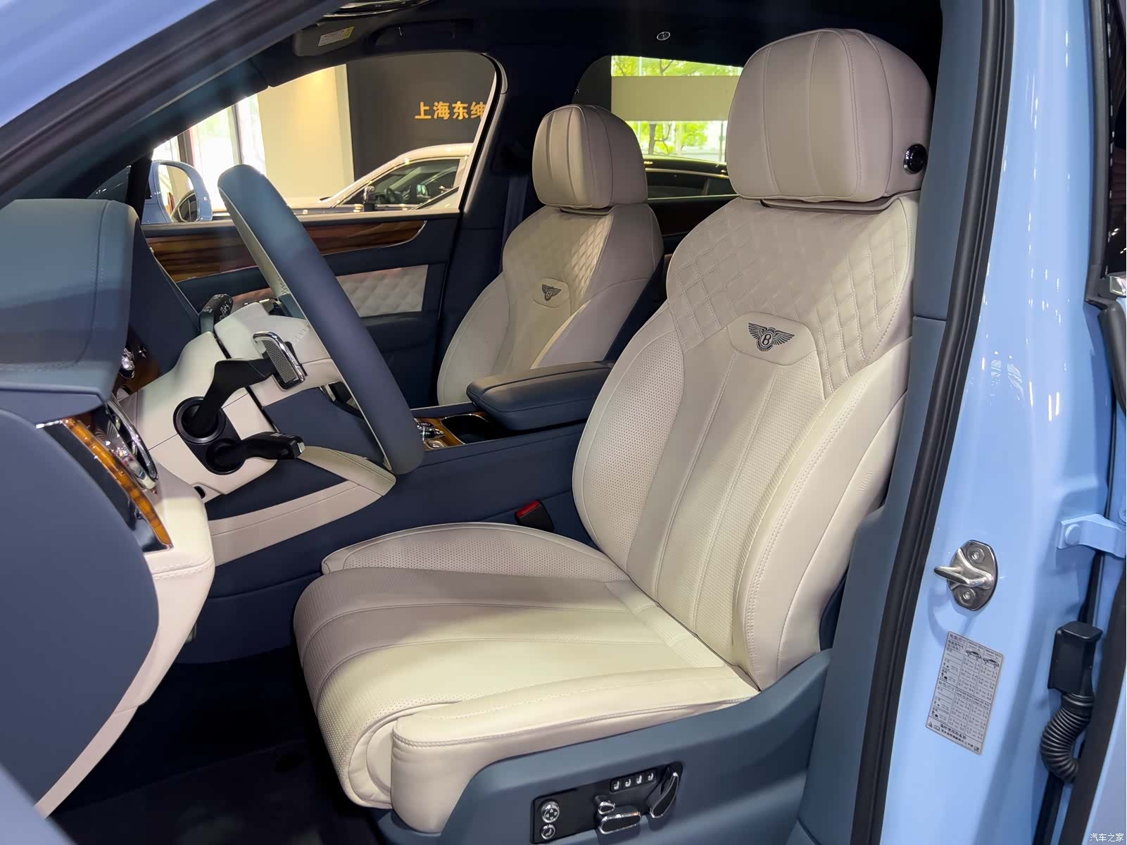 Bentley Bentayga, 2023 14