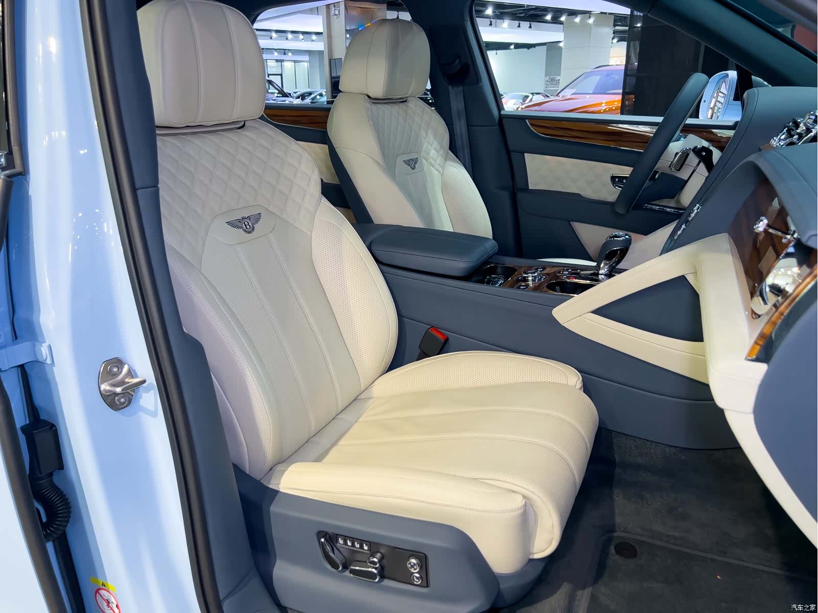 Bentley Bentayga, 2023 25