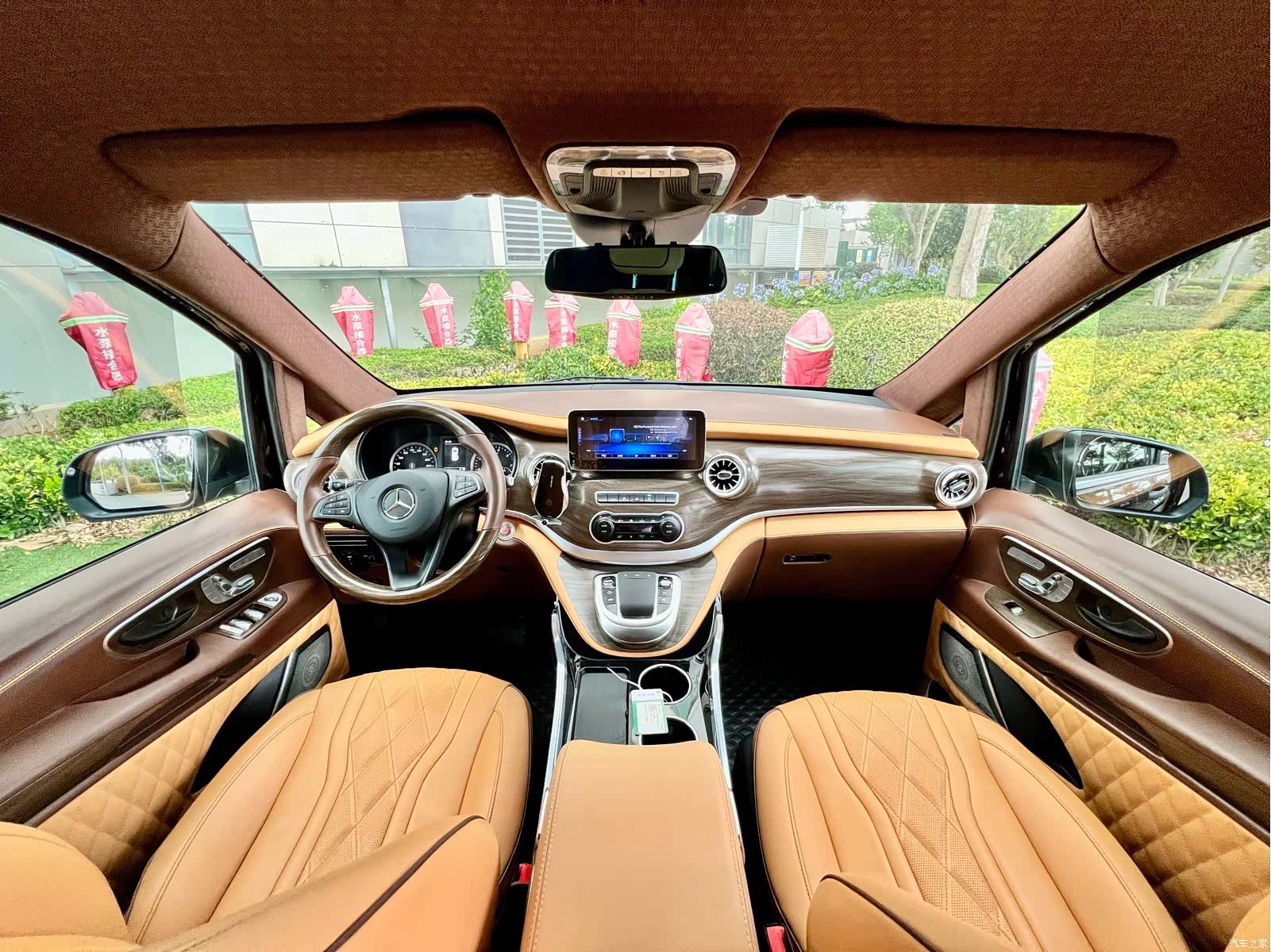 Mercedes-Benz 7, 2022 15