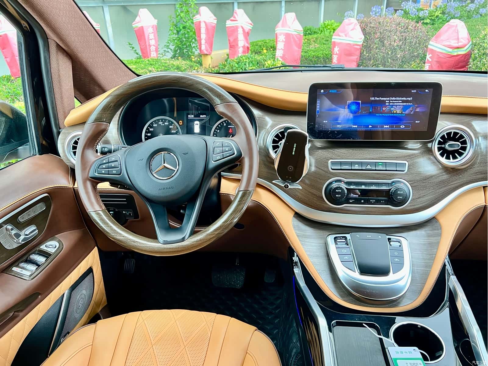 Mercedes-Benz 7, 2022 16