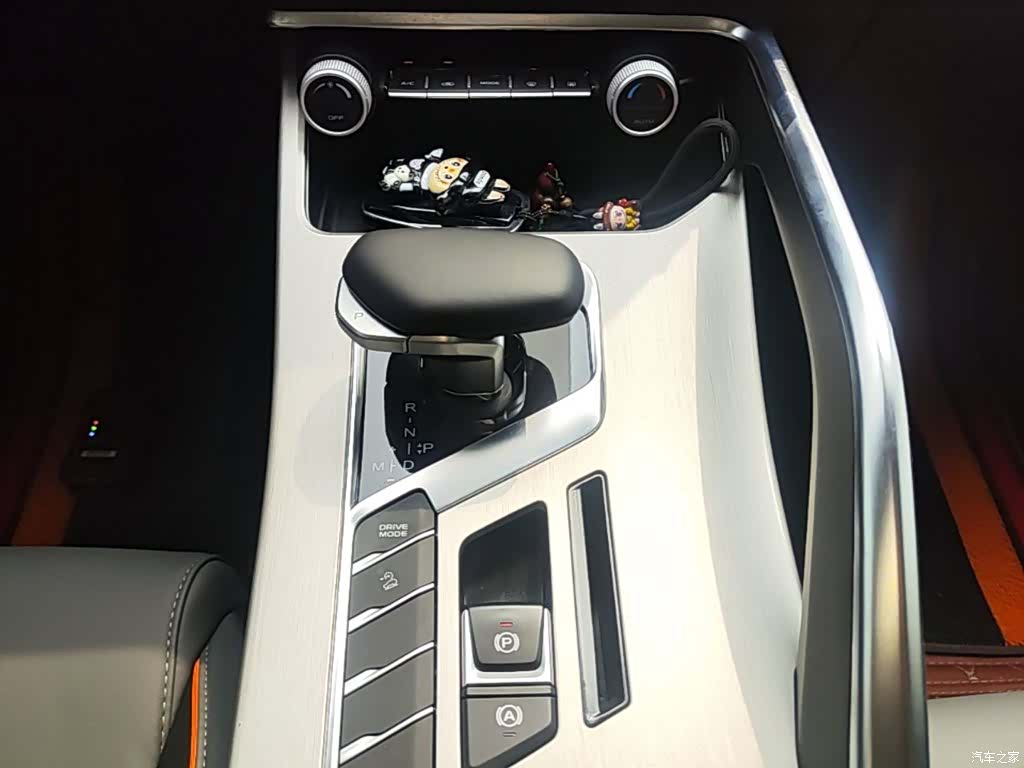 Geely Coolray, 2025 14