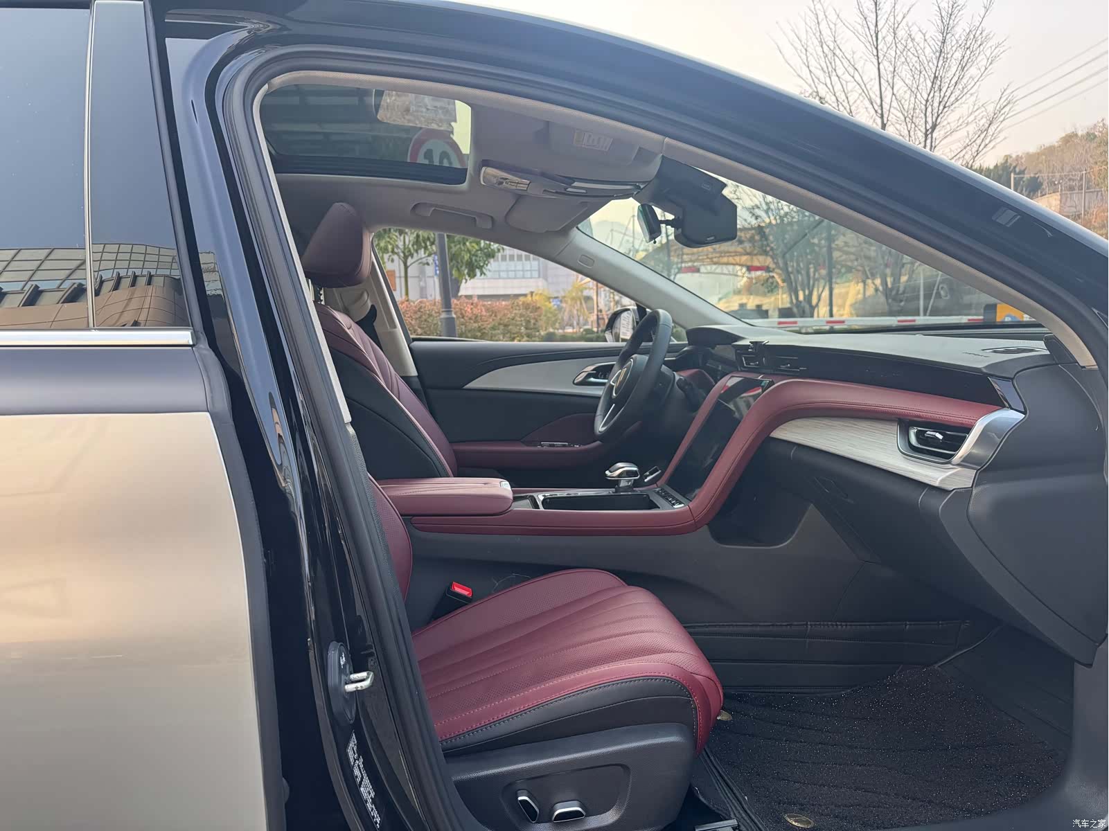 Hongqi H5, 2025 9