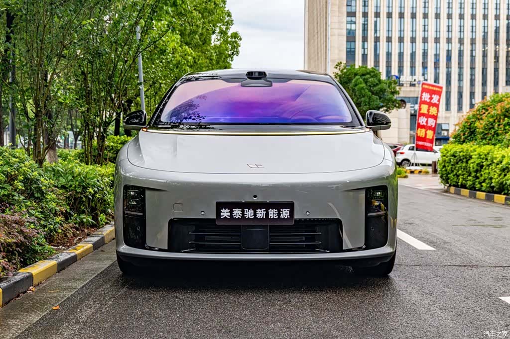 Li Auto i8, 2026 13