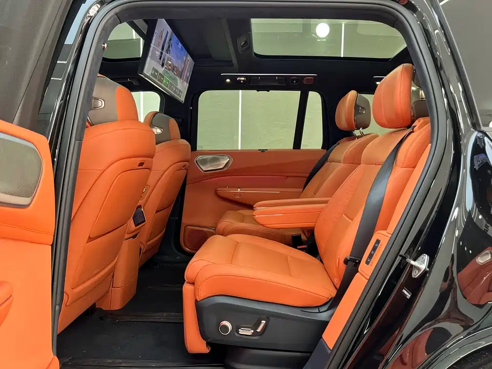Lynk & Co 900