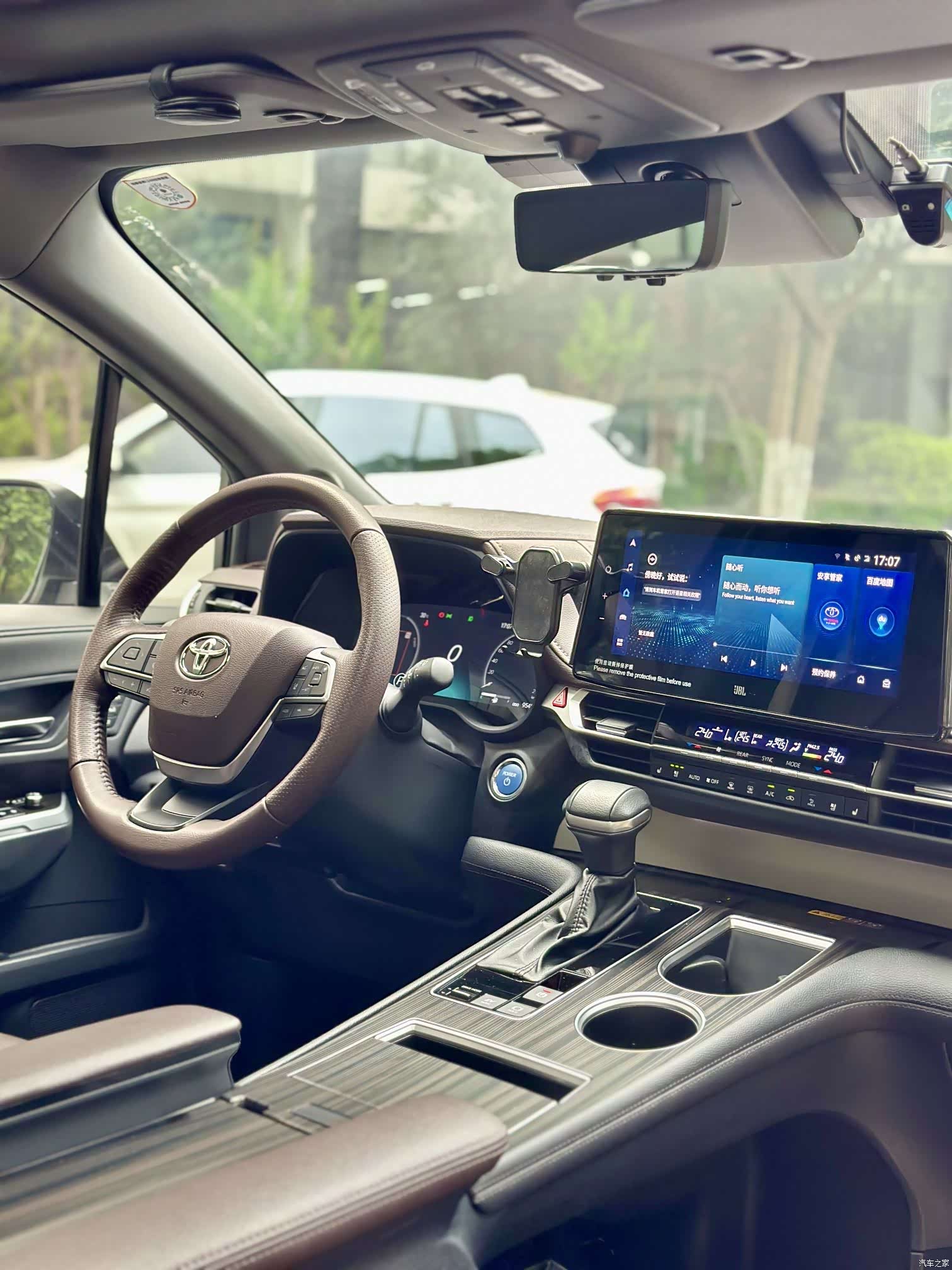 Toyota Granvia, 2023 16