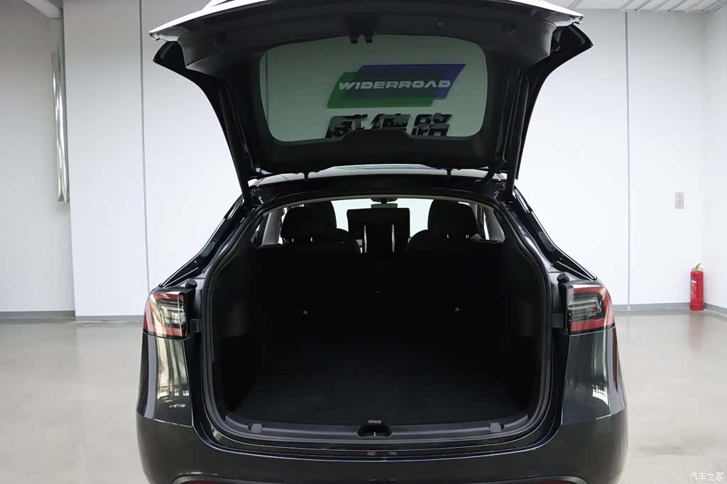 Tesla Model Y, 2024 28