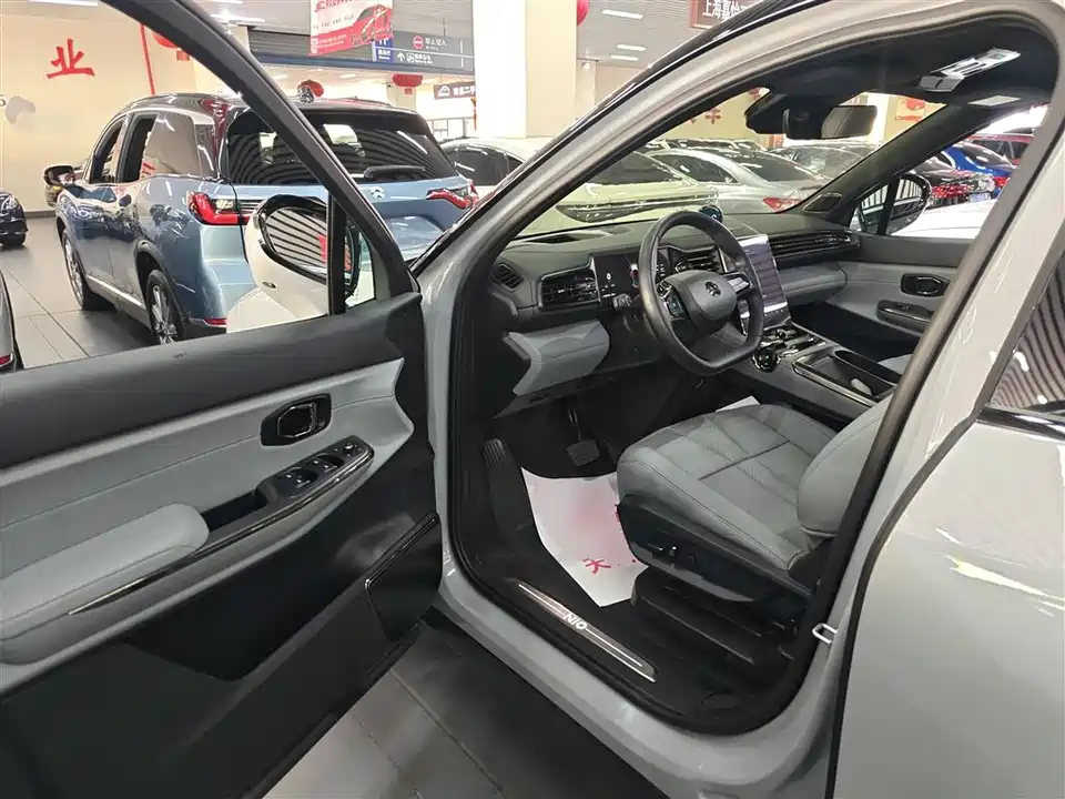 NIO ES8