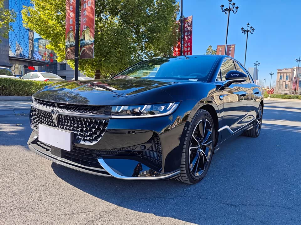 VOYAH Lantu chasing light