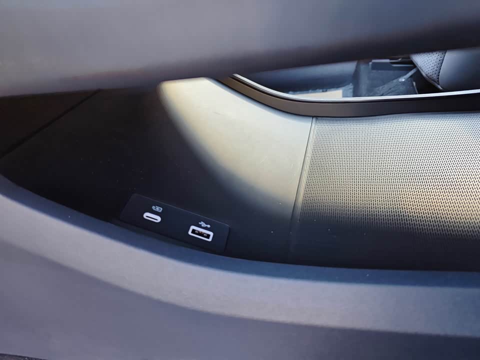 VOYAH Lantu chasing light