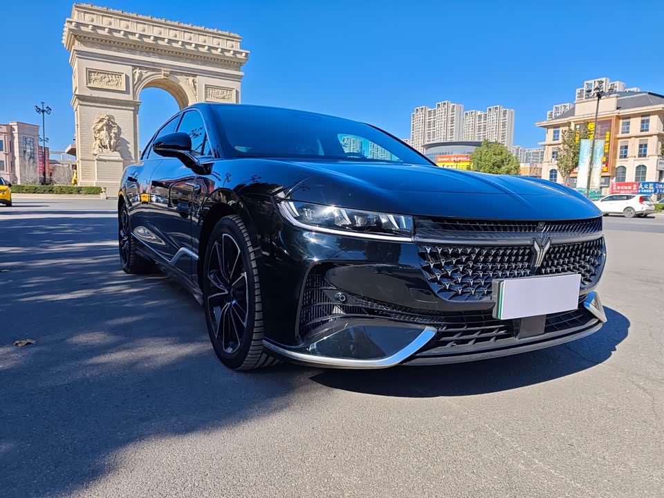 VOYAH Lantu chasing light