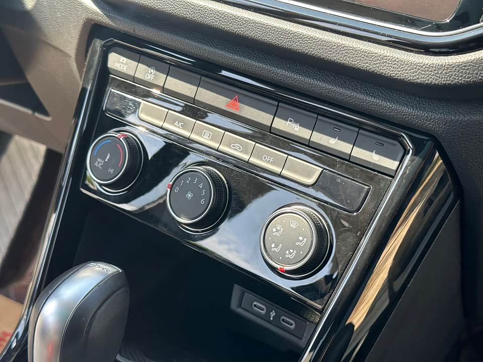 Volkswagen T-ROC exploring Songs