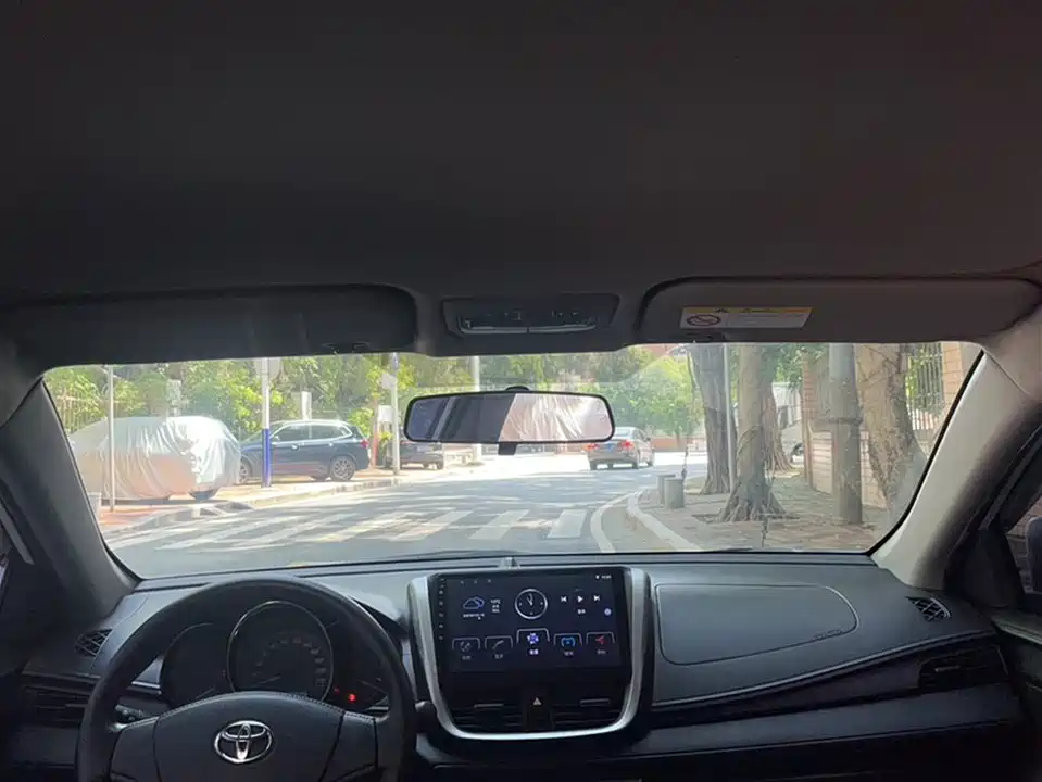 Toyota YARiS L to enjoy