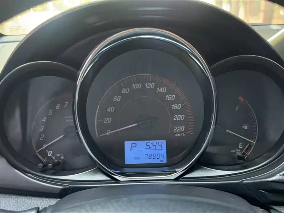 Toyota YARiS L to enjoy