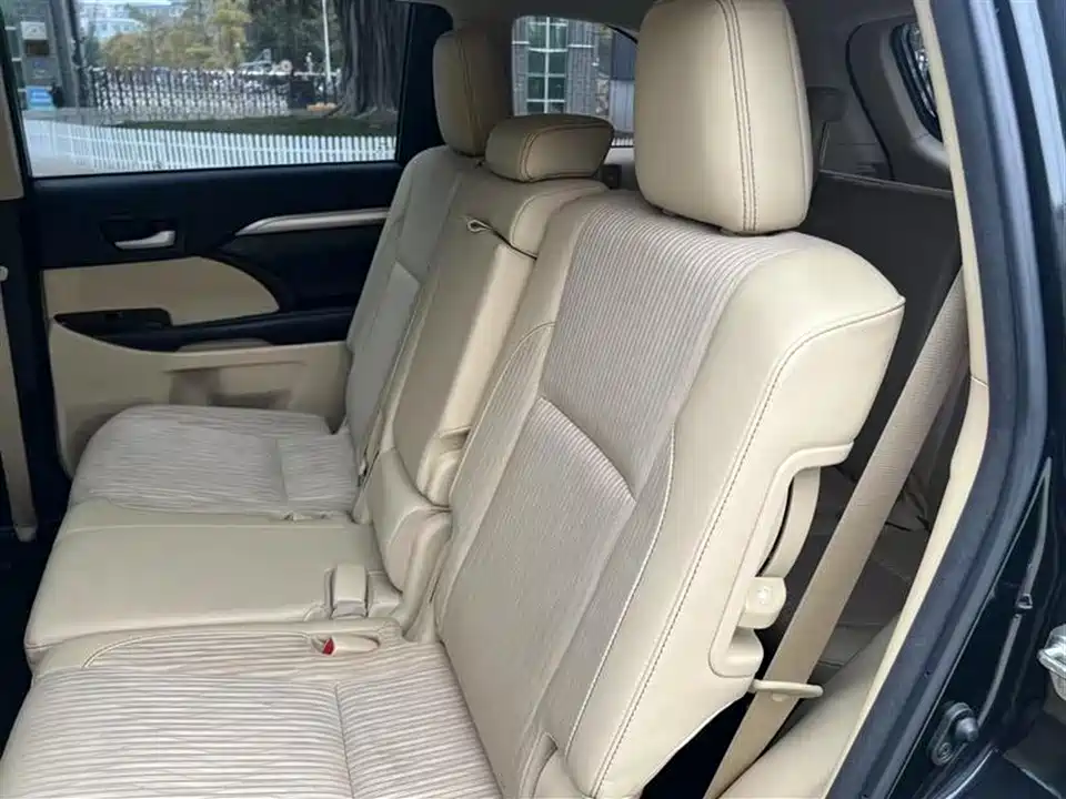 Toyota YARiS L to enjoy