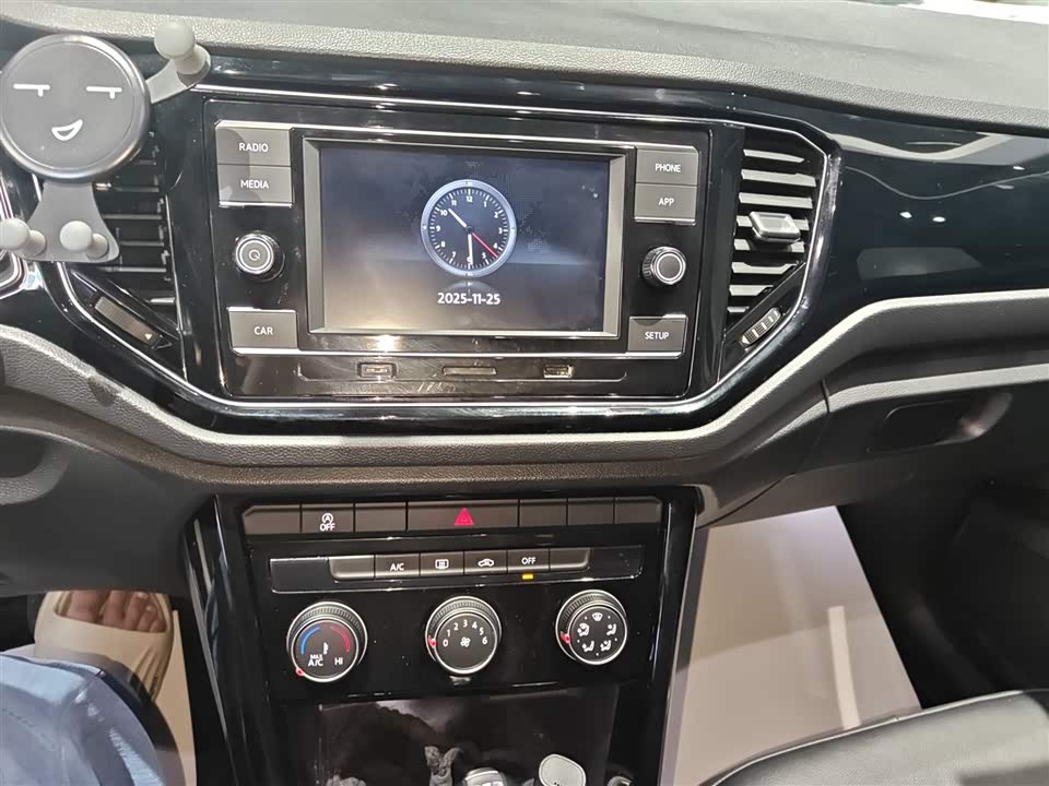 Volkswagen T-ROC exploring Songs