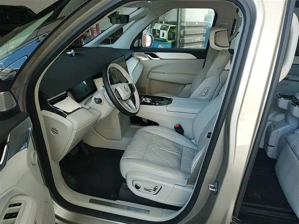 Volvo EM90