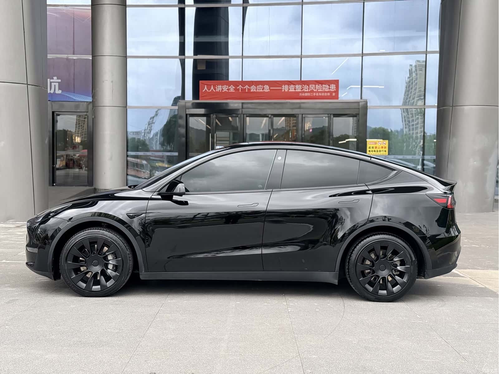 Tesla Model Y, 2023 4