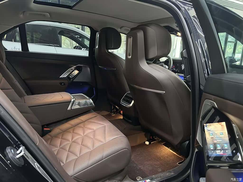 BMW i7, 2025 10