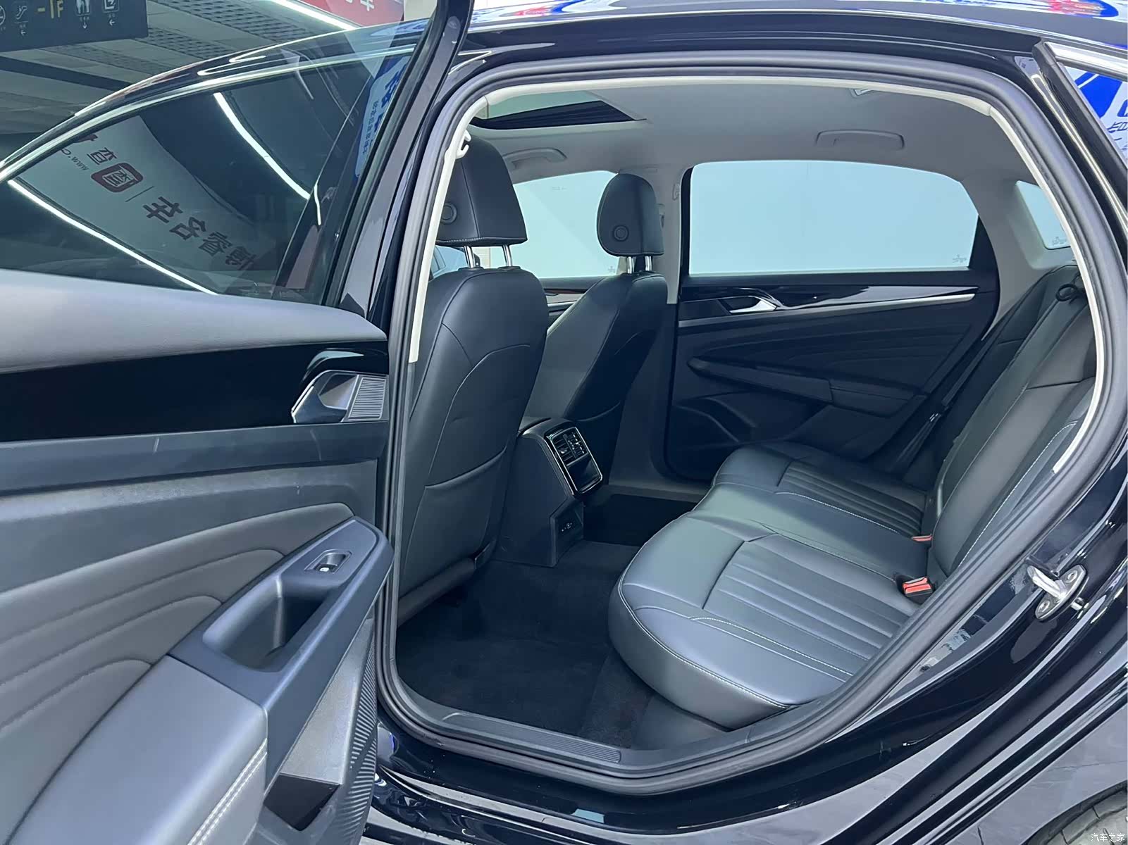 Volkswagen Passat, 2023 13