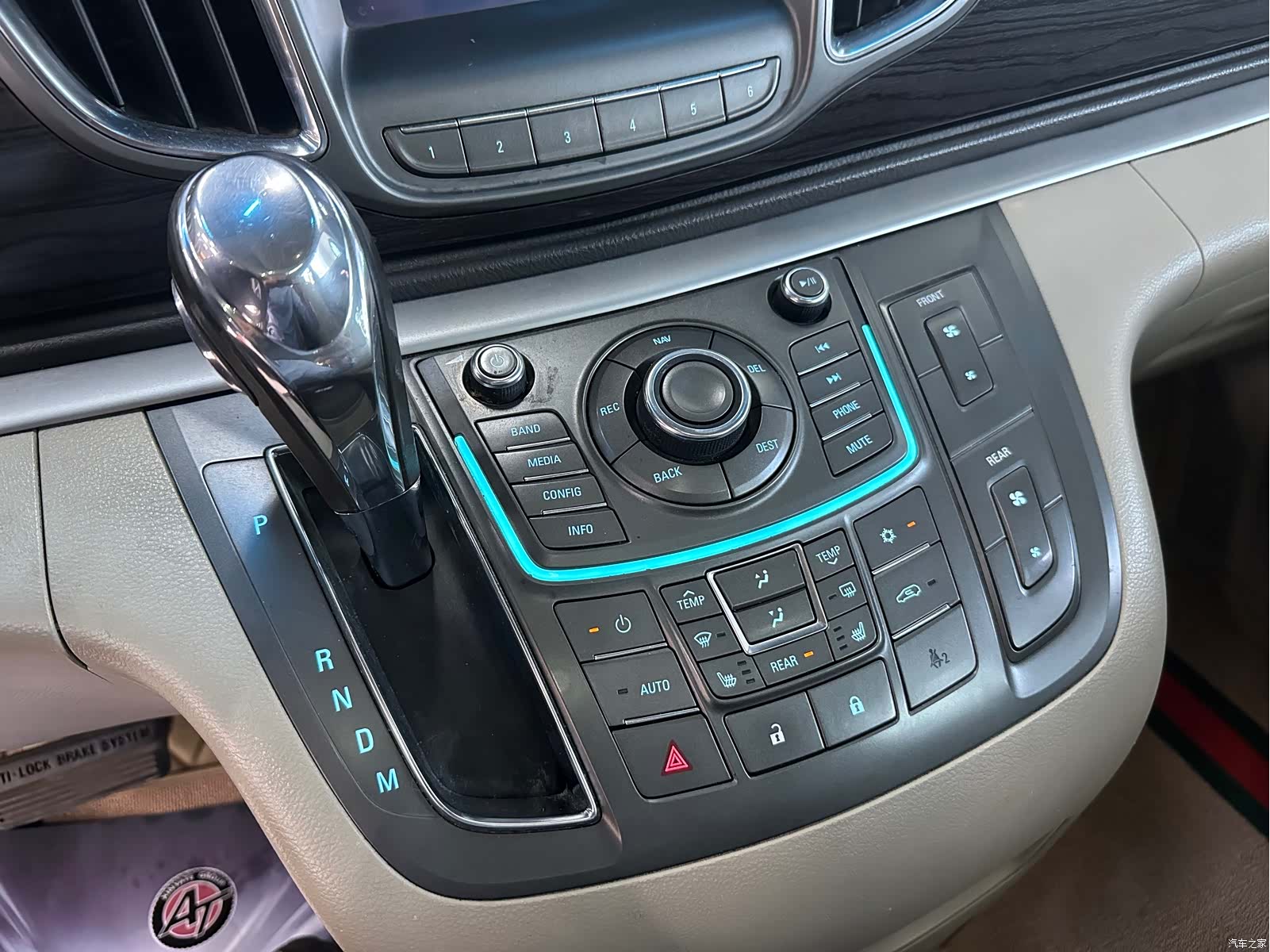 Buick GL8, 2011 9