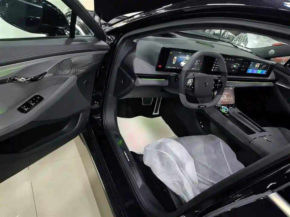 VOYAH Lantu chasing light