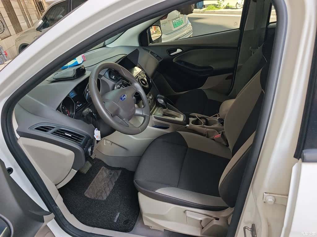 Ford Focus, 2015 12
